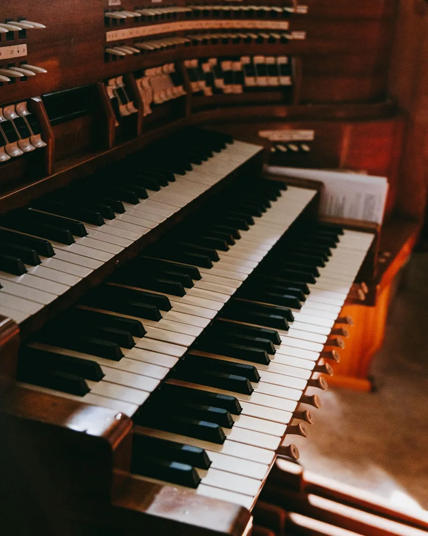 Primer plano del teclado de madera de la consola de un órgano